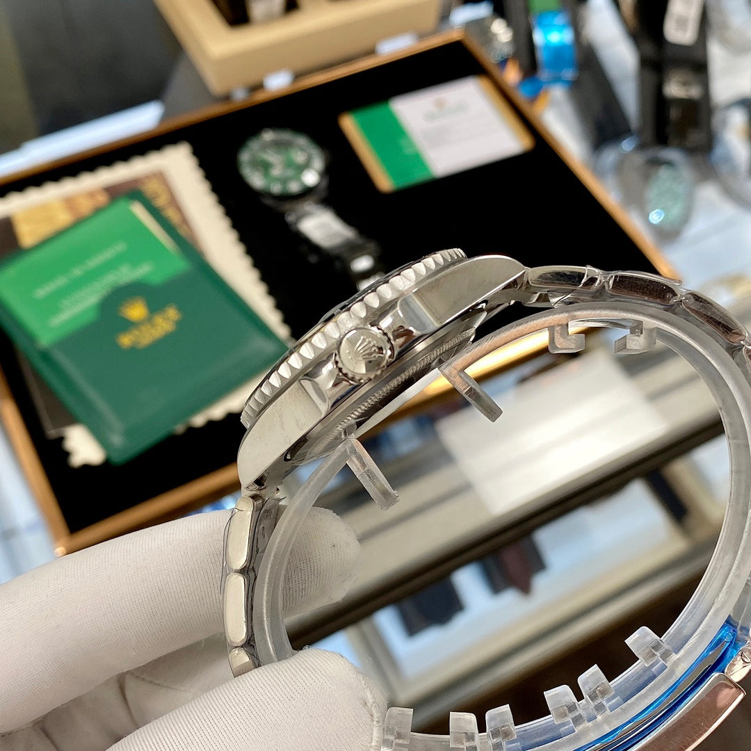 OYSTER PERPETUAL DATE 40MM WHITE & BLACK SHELL